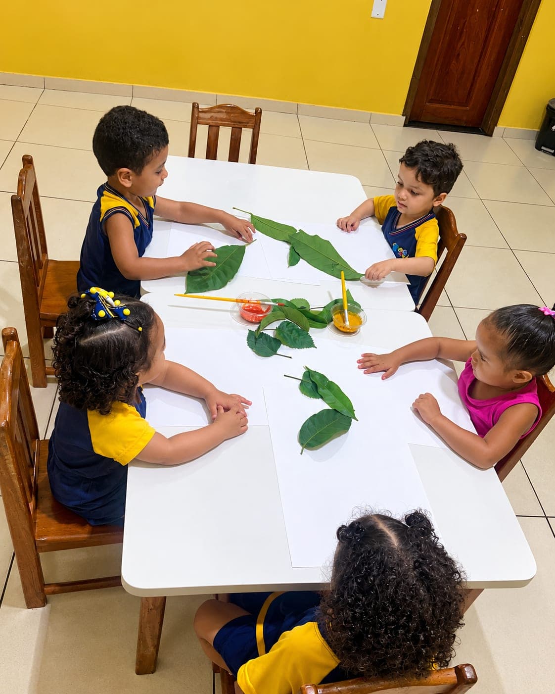 Crianças do Infantil 2 participando de atividades pedagógicas na Eduque Já (foto 1)
