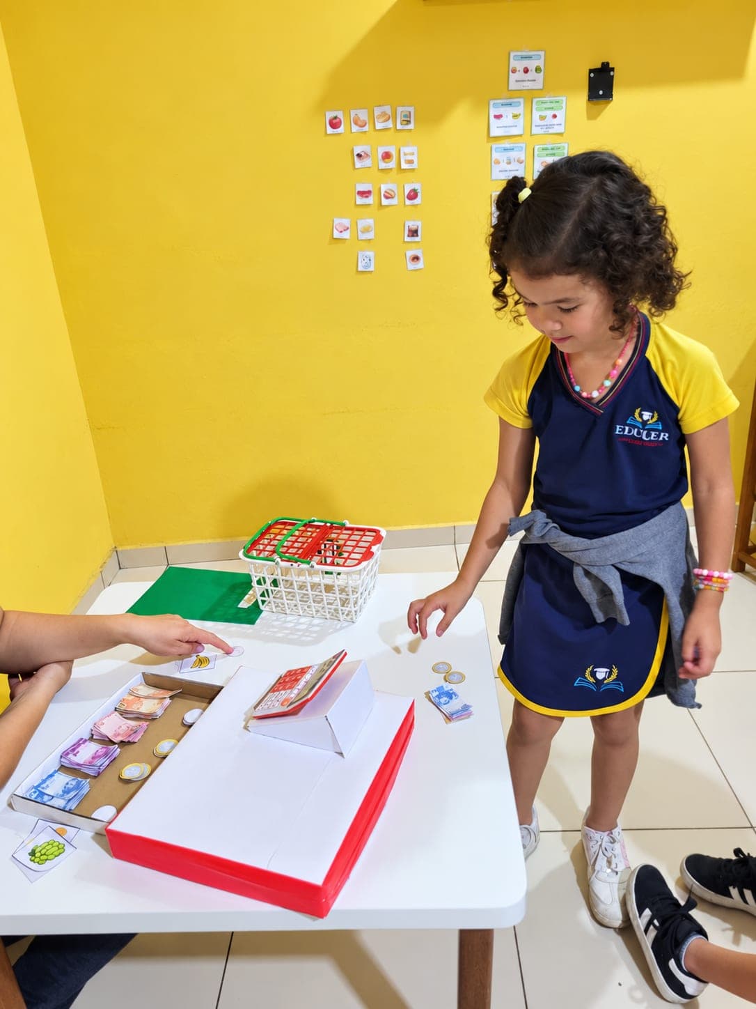 Crianças do Infantil 5 participando de atividades pedagógicas na Eduque Já (foto 2)