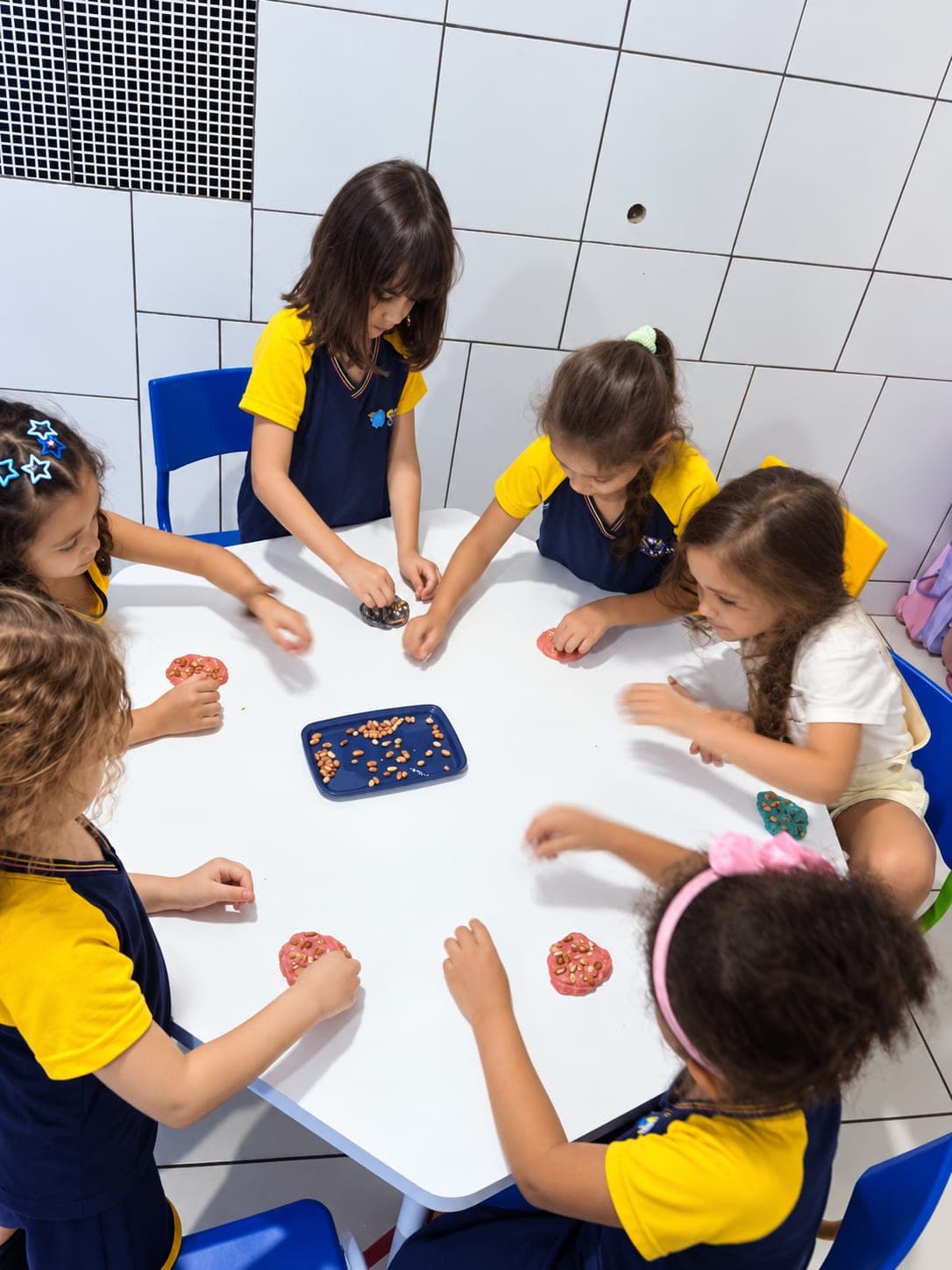 Crianças do Infantil 5 participando de atividades pedagógicas na Eduque Já (foto 4)