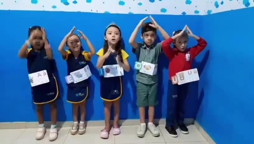 Capa do vídeo: Ginástica das vogais